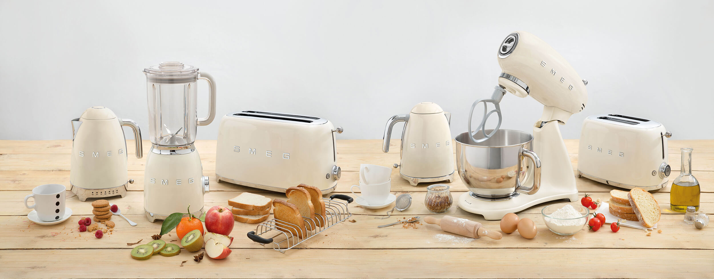 small_domestic_appliances_smeg_smf03creu_l02